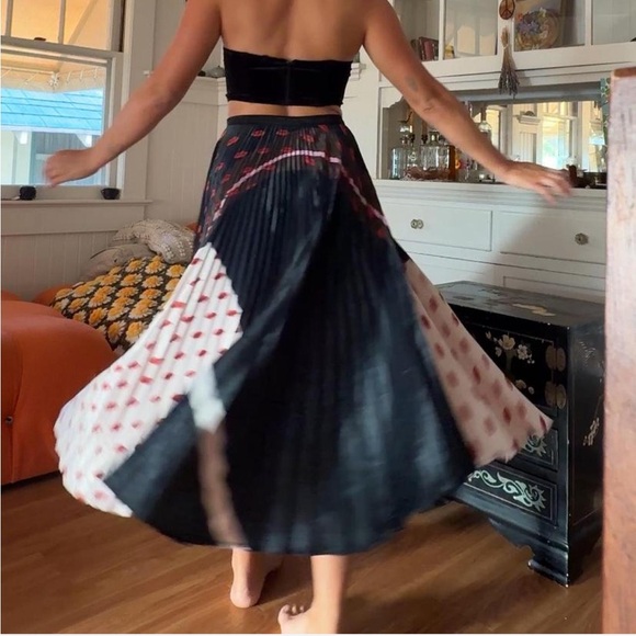 Delfi Collective Designer Pleated Lips skirt - Picture 4 of 8